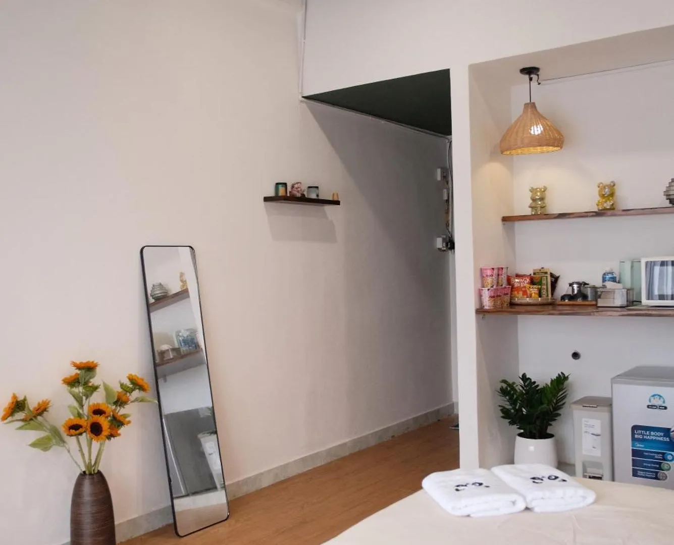Sunflowerhome-Balcony-District1-Benthanh Market Ho Chi Minh City Apartment